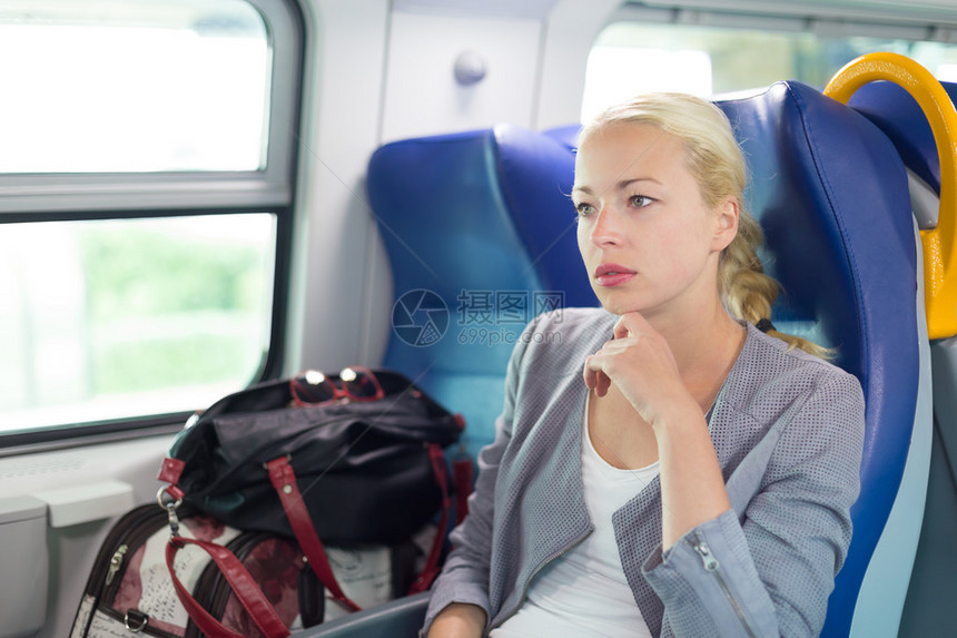 金发美女商人乘火车旅行商业旅行概念图片