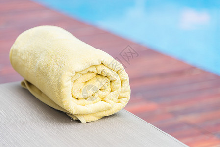 泳池椅上的泳池毛巾图片