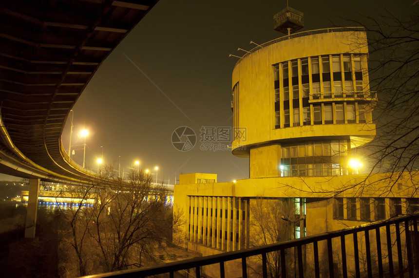桥下城市的夜景图片