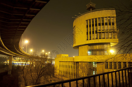 桥下城市的夜景图片