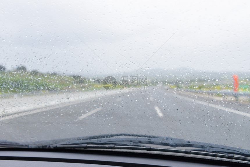 雨中汽车挡风玻璃上的雨刷图片