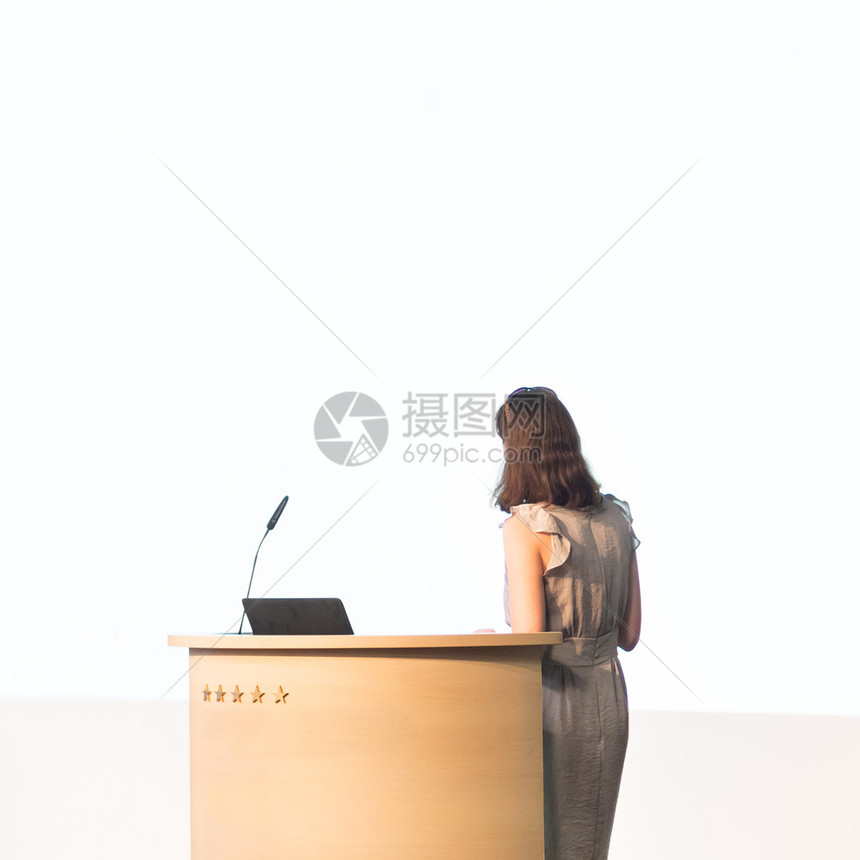 做商业演示的女商人女发言人在商务会议上发表演讲商业和创业理念白屏上的图片