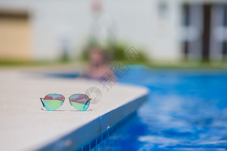 夏日户外游泳池附近的太阳镜图片