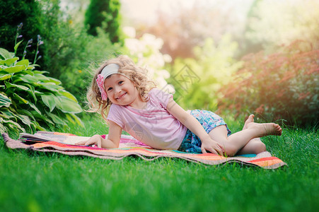 快乐的女童在阳光明媚的花园图片
