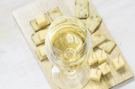 酒杯白葡萄酒在木图片