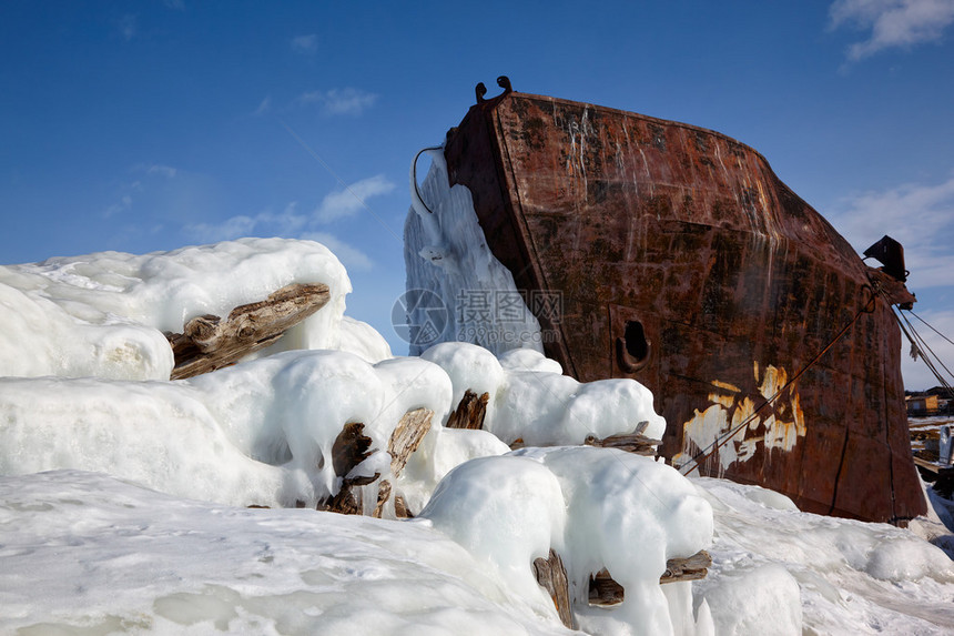 奥尔克洪岛岸上白卡尔湖上的旧冷冻船图片