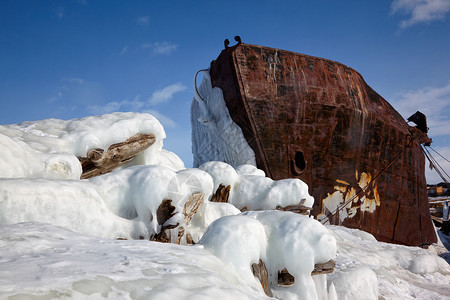 奥尔克洪岛岸上白卡尔湖上的旧冷冻船图片