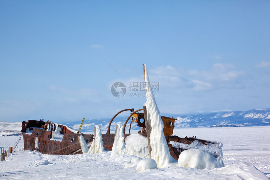 旧的冷冻弃船在冬季位于白卡尔湖西比里安岛Olk图片