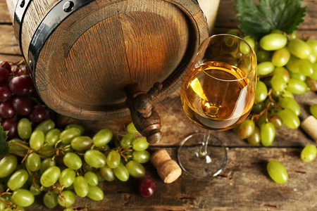 白葡萄和红葡萄酒瓶在木制背图片