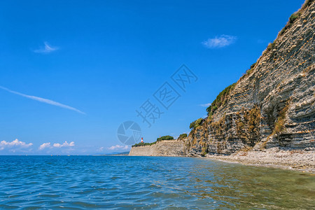 夏天阳光明媚的日落岩石图片