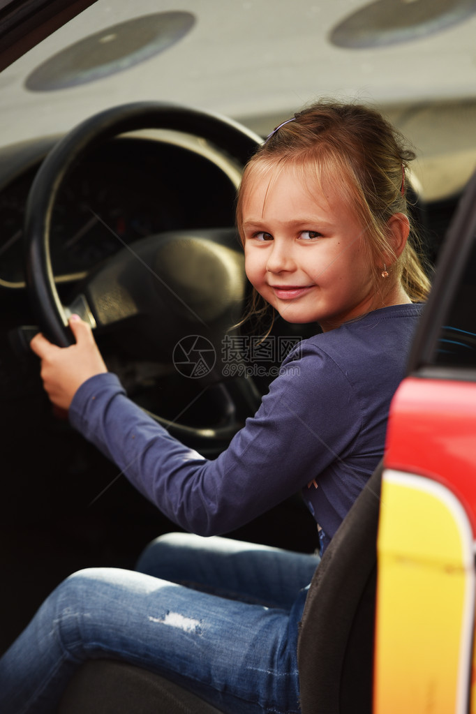 开车的可爱小女孩图片