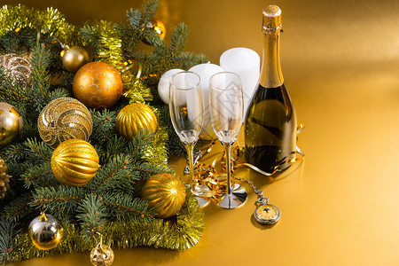 在黄色背景上用瓶子香槟和对等酒杯和香槟的口袋观察高亮视图图片