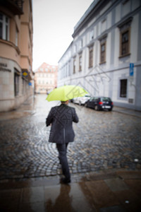 一名男子用黄伞横过一条街被一个男子图片
