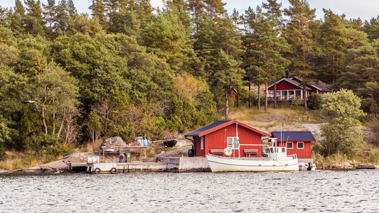 瑞典南部的红色小屋和渔船图片