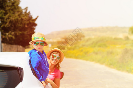 母亲和儿子在夏季山上乘车旅图片