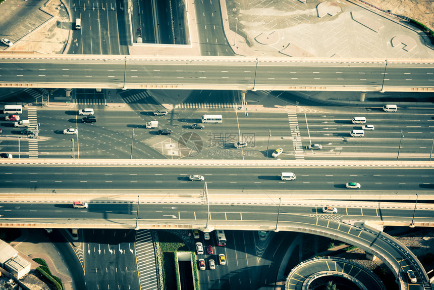阿联酋迪拜高速公路交汇的顶端视图图片