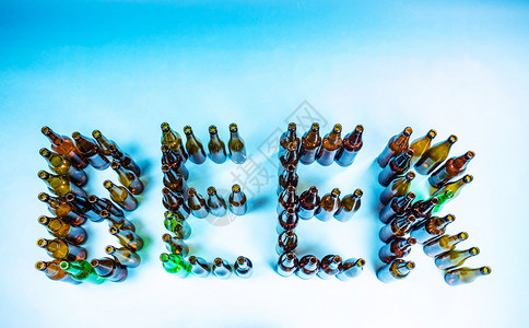 空啤酒瓶中的啤酒词图片