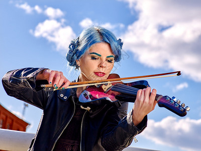 街头音乐表演者女小提琴手图片