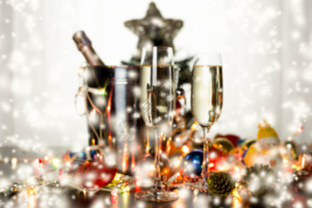 香槟杯和圣诞节装饰与雪滤图片