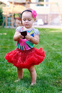 穿红裙子的电话的小女孩图片