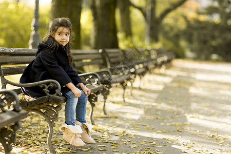 秋天公园的小女孩图片