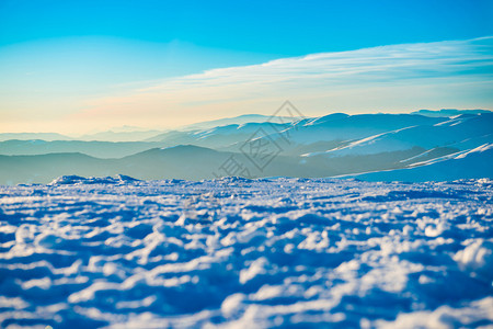 冬天在山上的日落与白雪的冬天风景图片