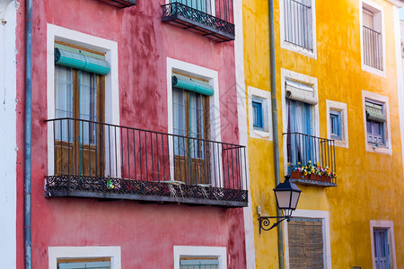 西班牙昆卡市典型的多彩图片