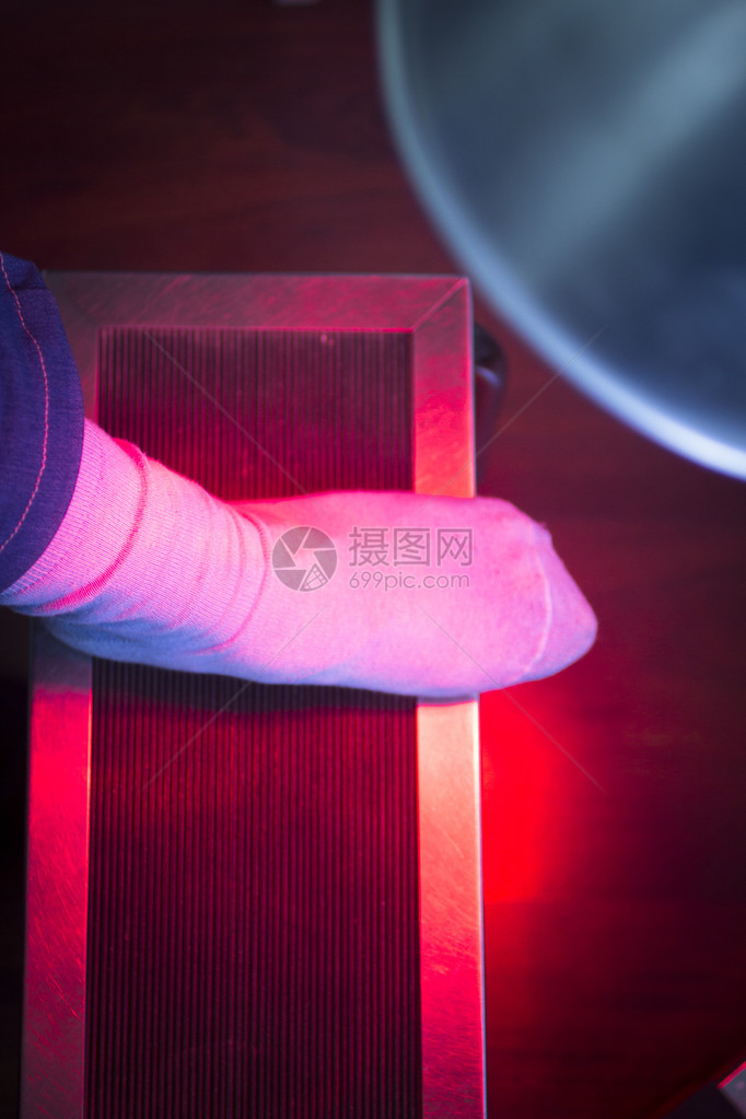 病人脚在热光下进行红色理疗热图片