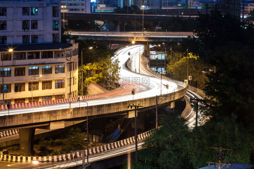 在曼谷的夜晚有很多光线横图片