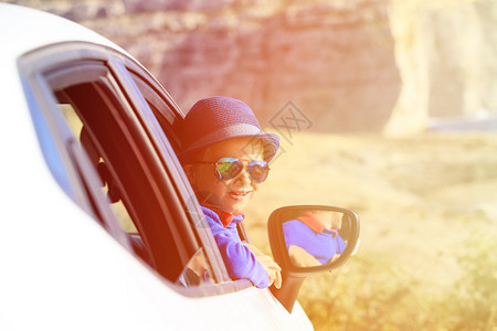 快乐的小男孩在暑假乘车旅行图片