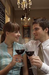一对年轻夫妇在餐馆用红酒一图片