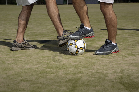 男腿踢足球运图片