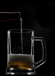 玻璃杯的感觉新鲜啤酒图片