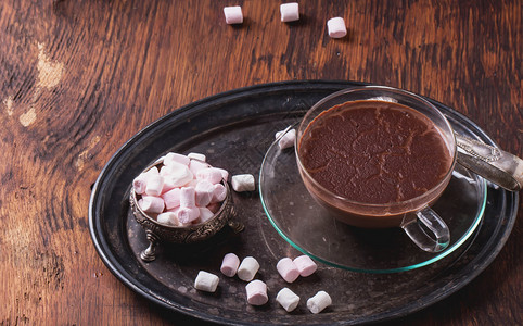 家里做热巧克力用古老的金属托盘配巧克力图片
