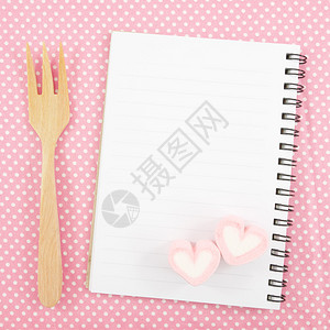 情人节可爱的粉红色心形棉花糖和白色小笔记本和粉红色棉图片