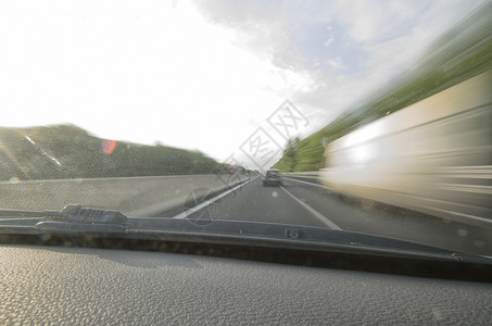 在高速公路上快速行驶的图片