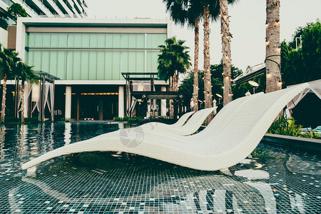 在暮光时代酒店游泳池的豪华桌椅文图片