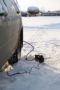 压缩机给轮胎汽车充气冬村图片