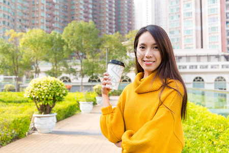 拿着咖啡杯的亚裔少妇图片