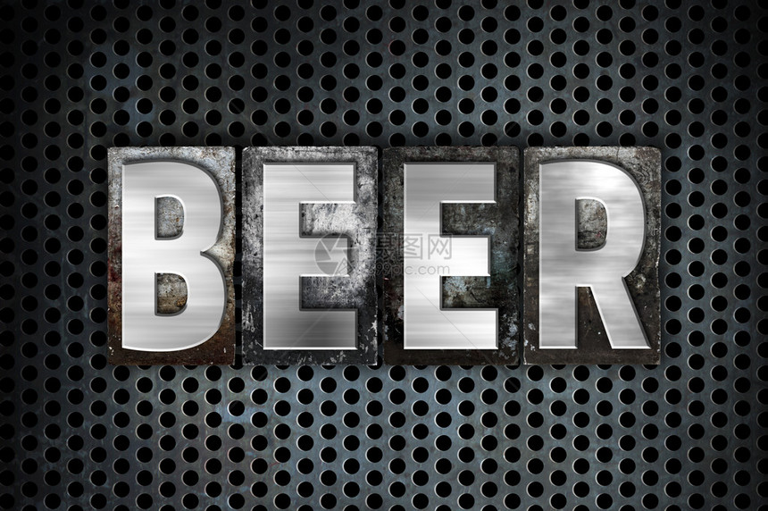 啤酒一词是用黑色工业网格背景的旧金属印刷图片