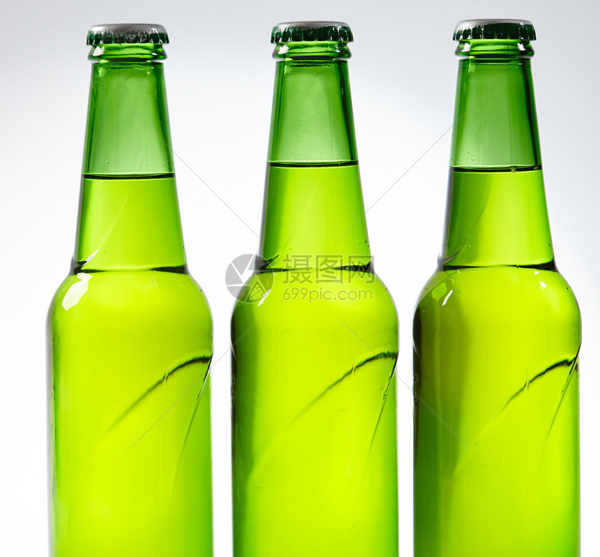 绿色啤酒瓶关闭图片