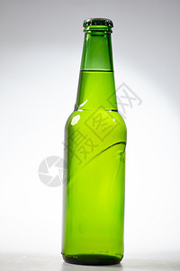 绿色啤酒瓶特写图片