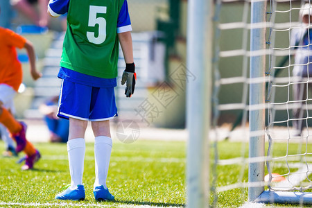 年轻男孩在足球比赛中当足球守门图片