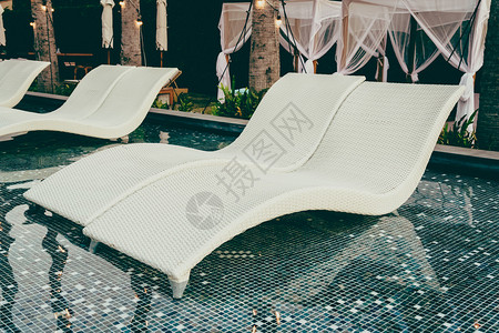 在暮光时代酒店游泳池的豪华桌椅文图片