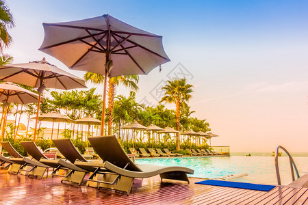 酒店度假胜地的美丽豪华游泳池文具过滤和提升图片