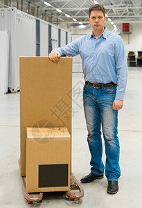 仓库里有箱子的男工人图片