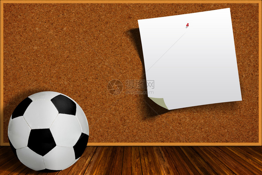 足球有软木板背景和复制空间在图片