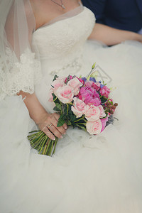 无法辨认的新娘正用粉红玫瑰盛装打扮图片