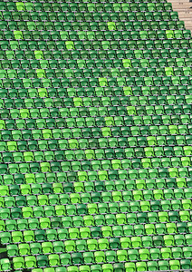 足球场中排成一排的绿色座位图片
