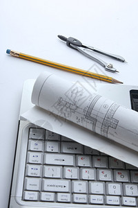 办公桌上的建筑蓝图和工具图片